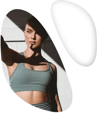 Mulher com olhar focado, vestindo roupa esportiva sob a luz forte do sol.